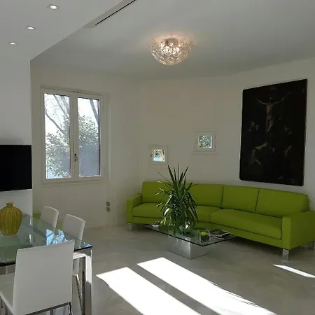 Sleeps 2 Pool Apartment *